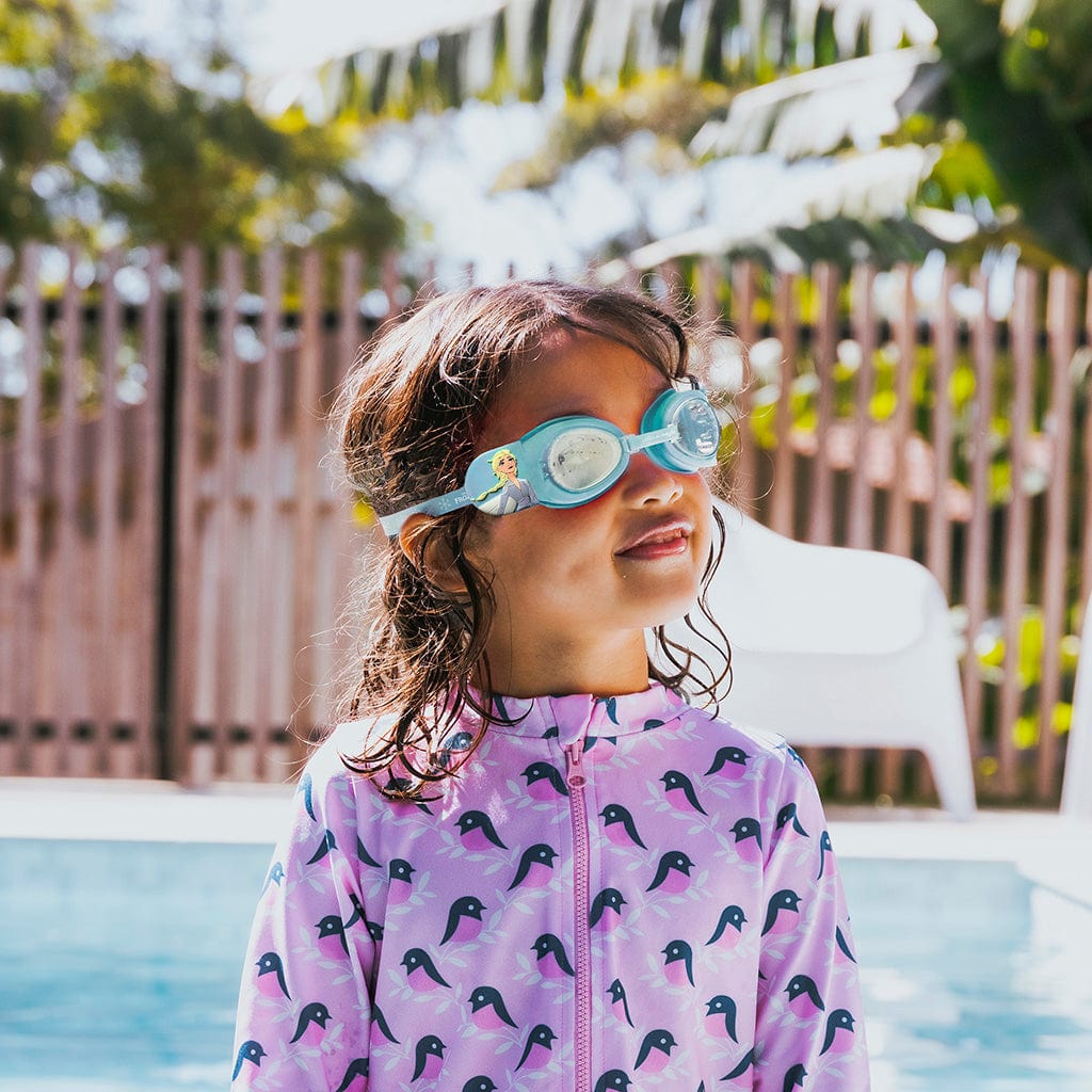 Little girl wearing Wahu Frozen Swimming goggles (Blue)