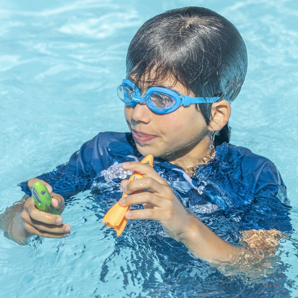 Child in pool playing with the Wahu Dash Divers