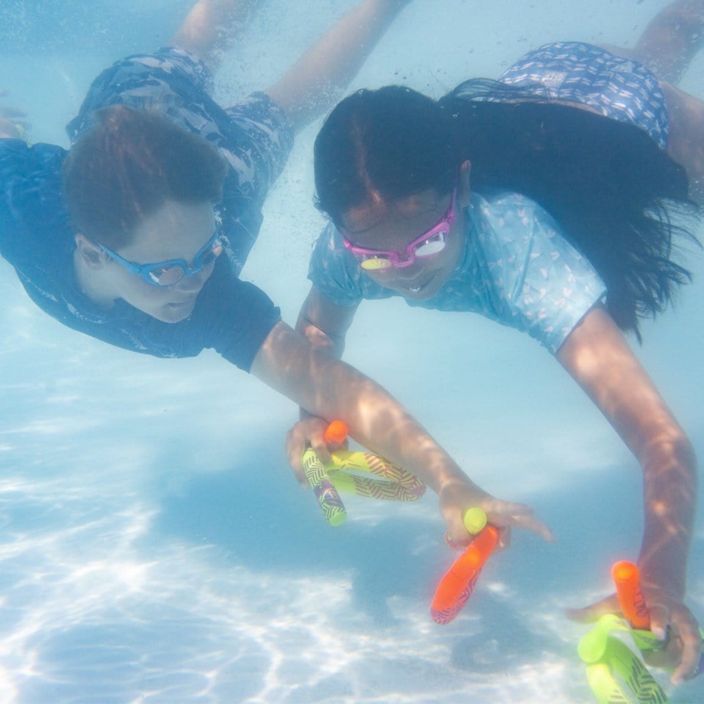 Children in pool playing with the Wahu Dive Pack